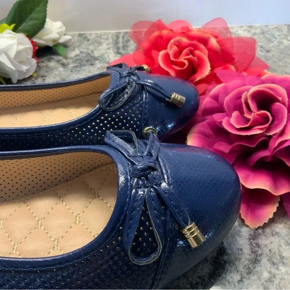 BRAND NEW 💕Woman’s royal blue flats with bow on front. BRAND NEW, NEVER WORN.💕 - Picture 2 of 7